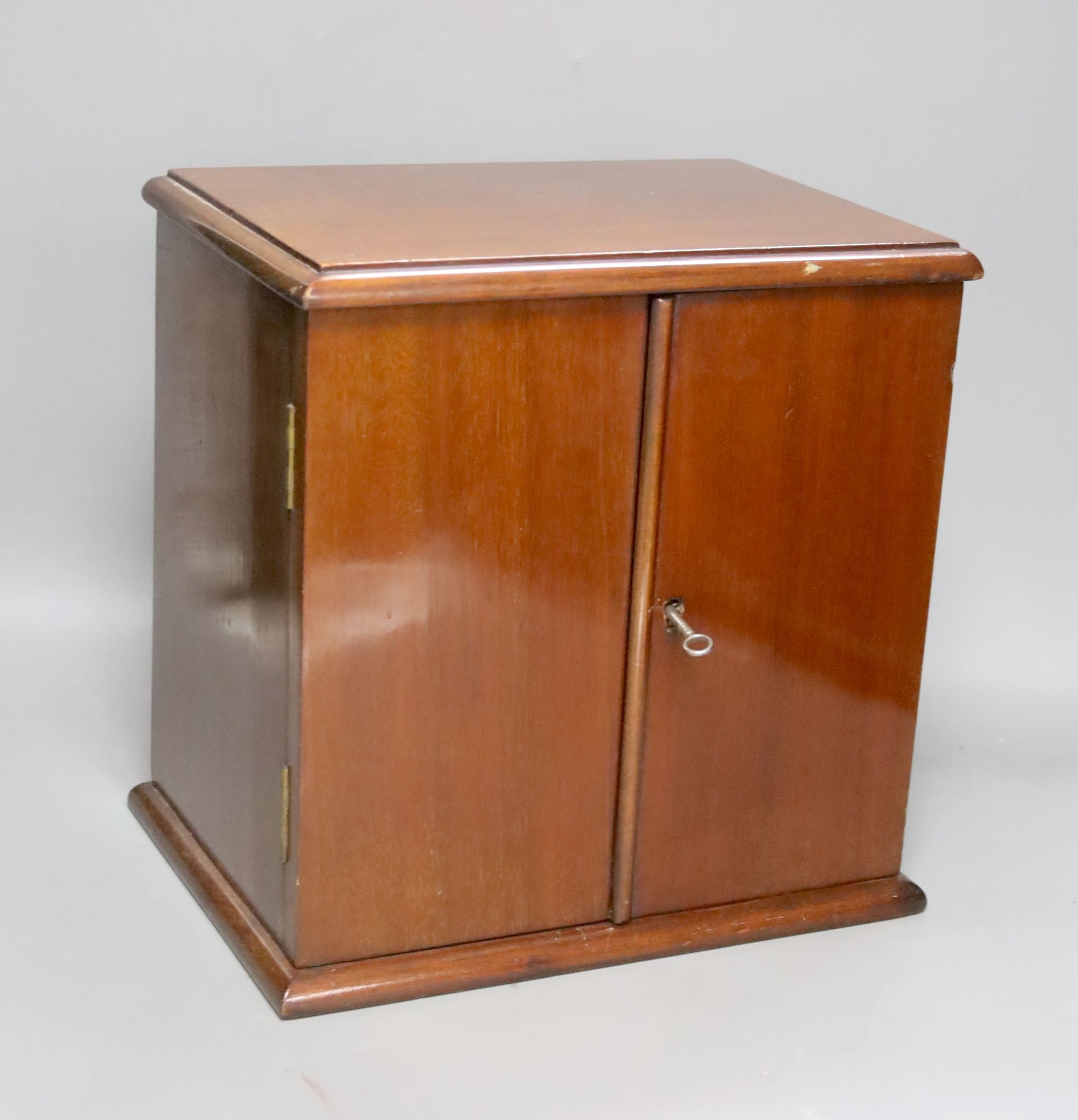 A late Victorian mahogany smoker's cabinet. 28cm